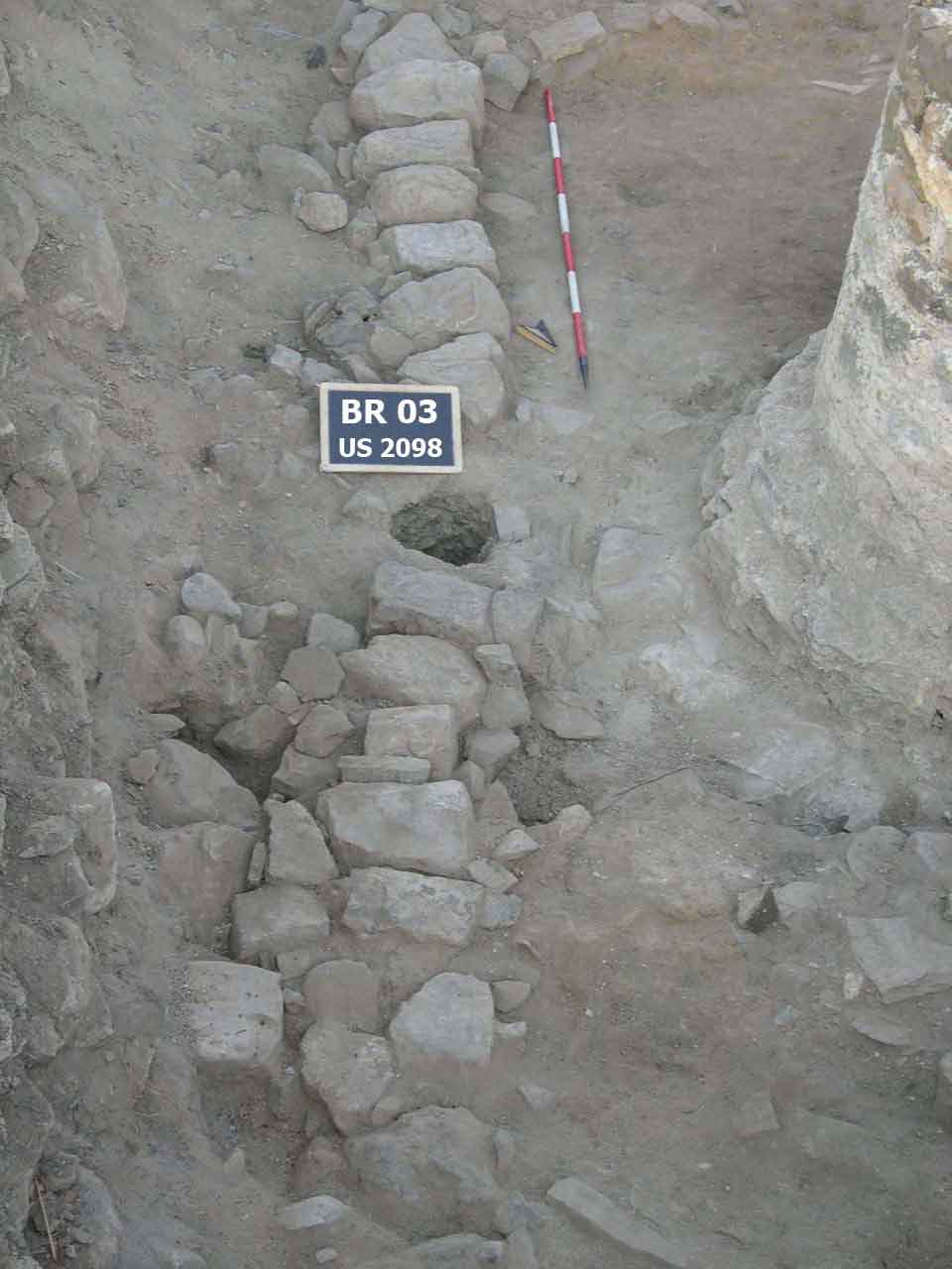 fig.2. I resti dello zoccolo in pietre legate con terra pertinente ad una capanna a pianta rettangolare del villaggio altomedievale.