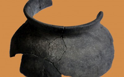Fig. b. Olla in ceramica grezza per la cottura di zuppe e minestre dai contesti di fine X-XI secolo.